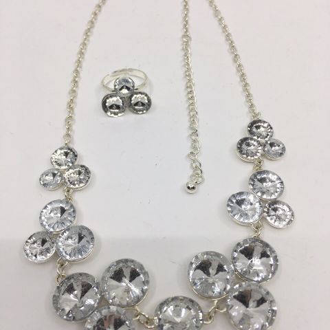 Nytt, sølvfarget smykkesett – kjede og ring med blanke "stener"