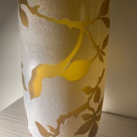 Vase i glass med flott mønster