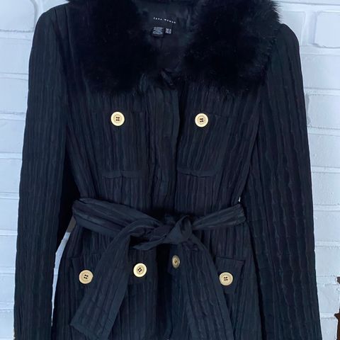 Sort  luksuriøs ytterjakke fra Zara Woman  - med belte og fuskepels  - str M/L