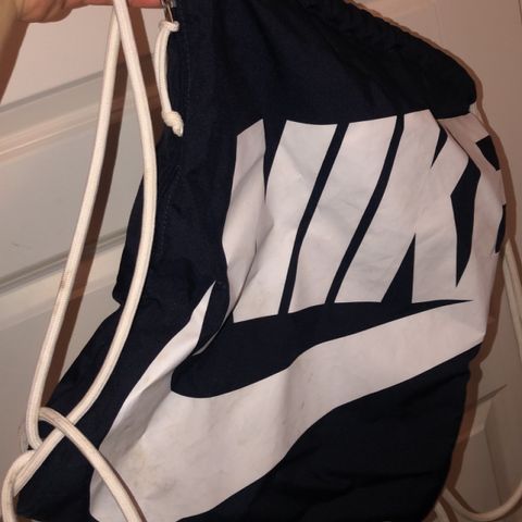 Mørke blå og hvit Nike trenings bag