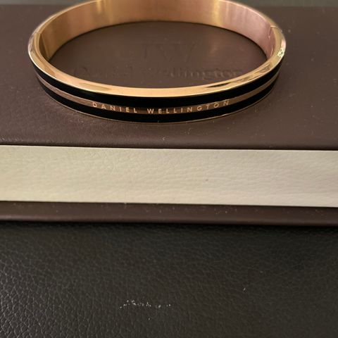 Daniel wellington armbånd i sort og rosegull