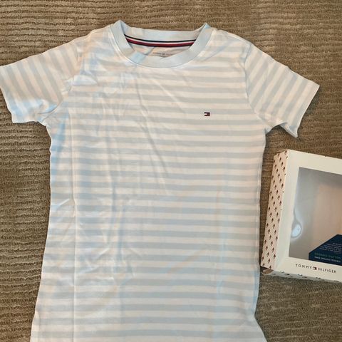 Ubrukt/ny! Superfin klassisk blå/hvitstripet Tommy Hilfiger t-skjorte 12-14år