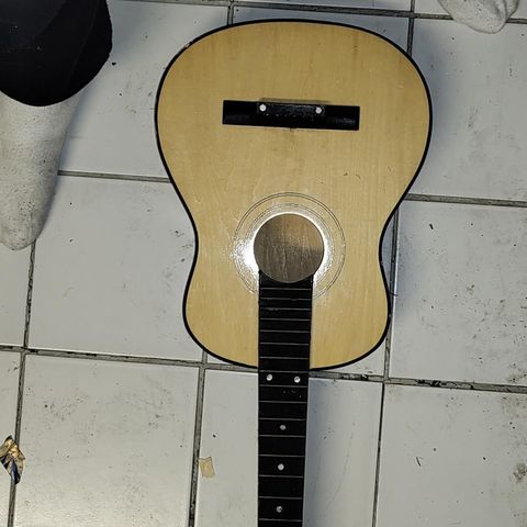 Liten gitar uten tunere