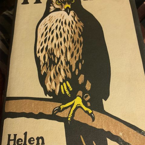 H er for Hauk av Helen Macdonald til salgs. Innbundet utgave.