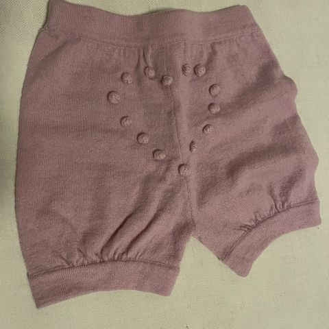 Lite brukt rosa ullshorts fra Memini str 80 selges