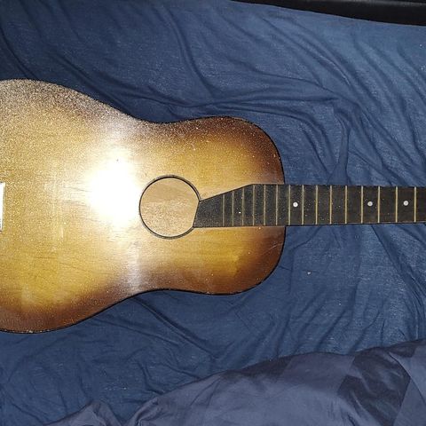 Gitar med flekker