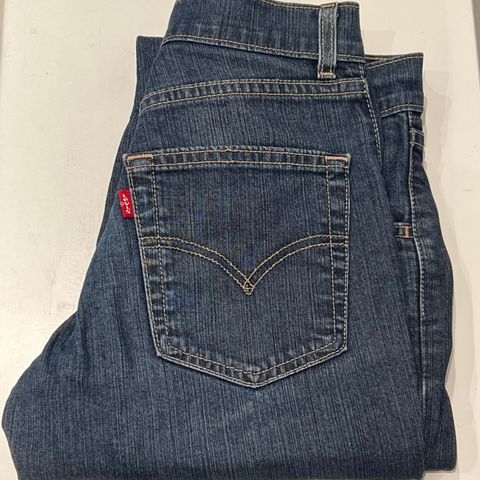 Meget pent brukt LEVI’S damejeans mod 525 str W26xL32