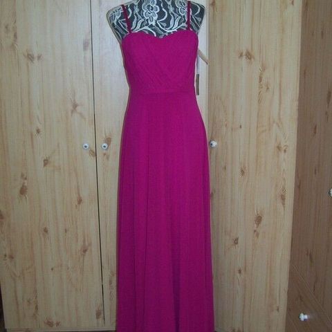 New VERA WANG long fuchsia sweetheart neckline gown, size 38/40