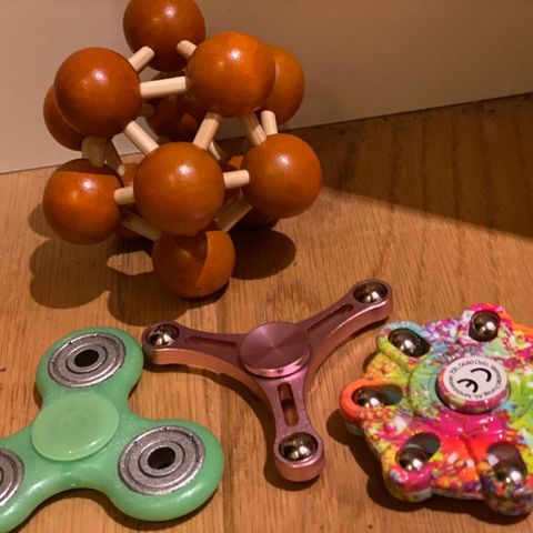 Fidget spinner av ulike typer og hjernetrim