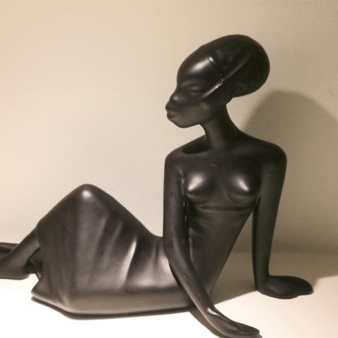 Flott vintage figur av en Afrikansk kvinne,hele 30 cm lang .