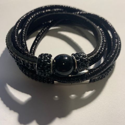 Nytt strassarmbånd med sorte perler med magnetlås selges billig