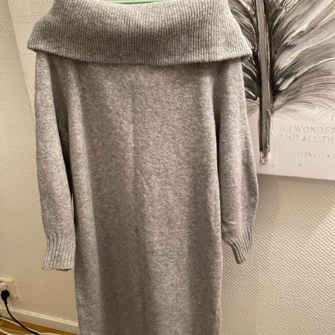 Nesten Nytt Off-Shoulder Genser (Strl. XS).(Passer S)