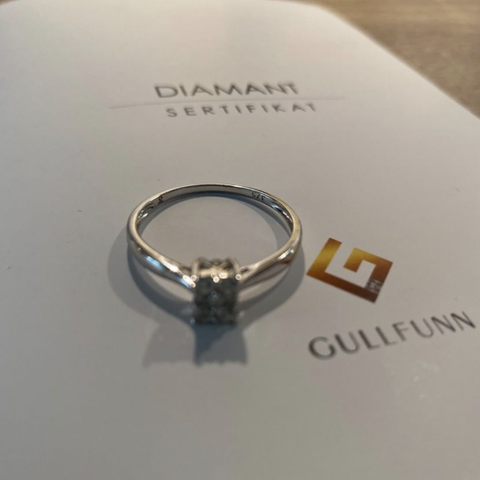 Hvitt gull ring med diamanter