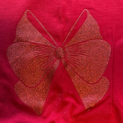 NY Rød genser med motiv i glitter str. 122 cm