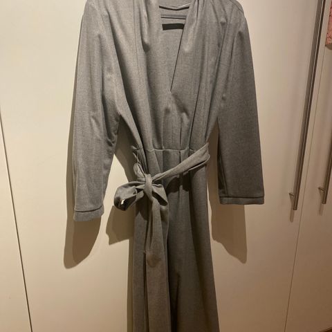 Nydelig grå kjole