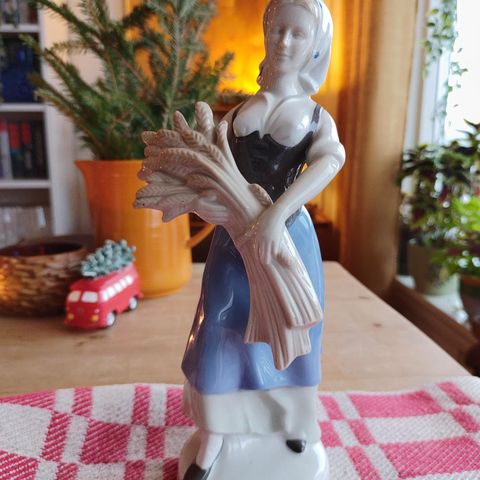 Porselensfigur "kvinne med nek" frå GDR  24,5 cm høg