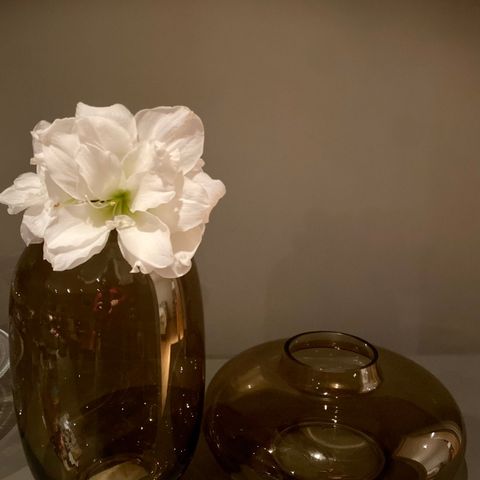 Høy vase i olivengrønn med tilhørende lav vase