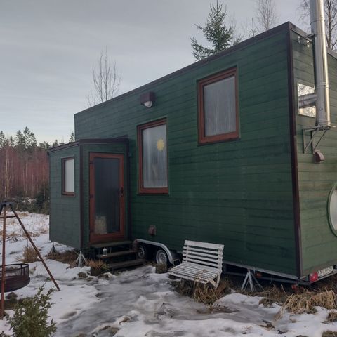 Romslig minihus med solceller