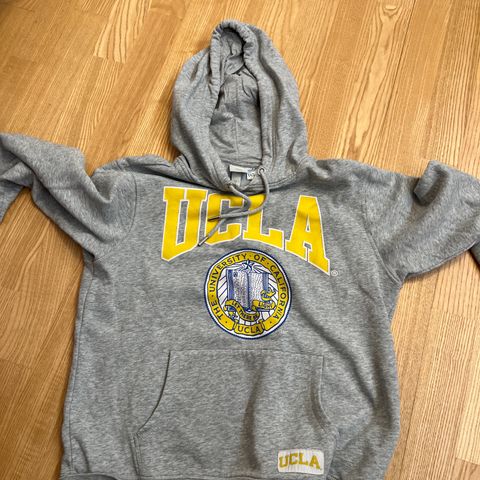 Hettegenser fra HM med logo UCLA