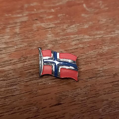 Eldre jakkemerke / Pins med Norges flagg