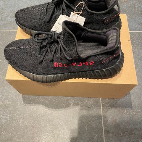 Yeezy Black Red (43 1/3)