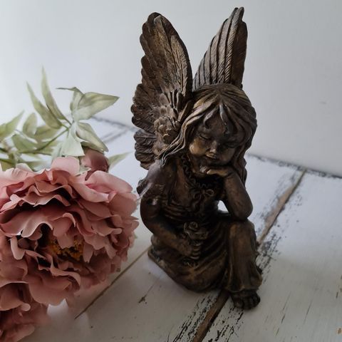 Vakker sittende engel i "antikk bronse"