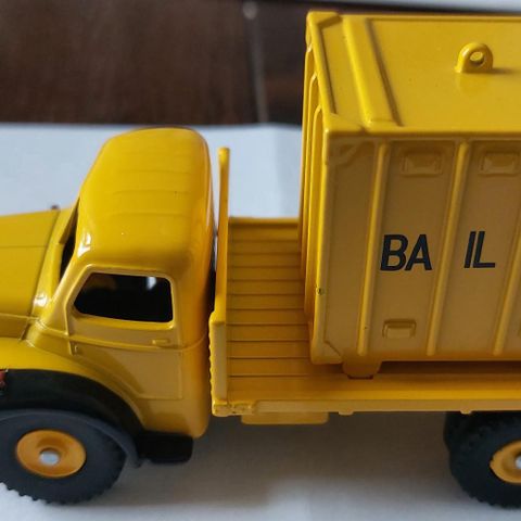 Atlas Dinky Toys 581 N, Berliet med åpent plan og Bailly container