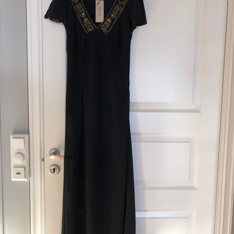 Nydelig kjole fra Riccovero selges 250