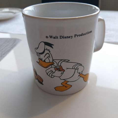 Fin disney kopp med pluto og Donald 9 cm høy  og 7.5 cm i diam.