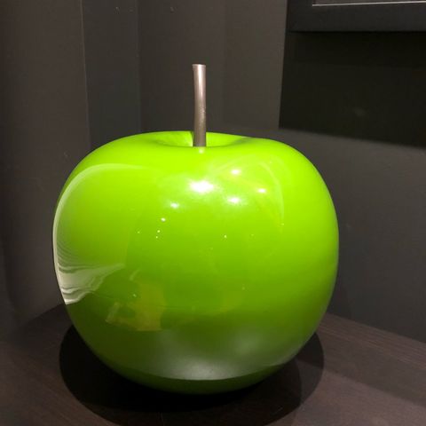 Meget dekorativt eple i polyester (24 cm) til salgs !