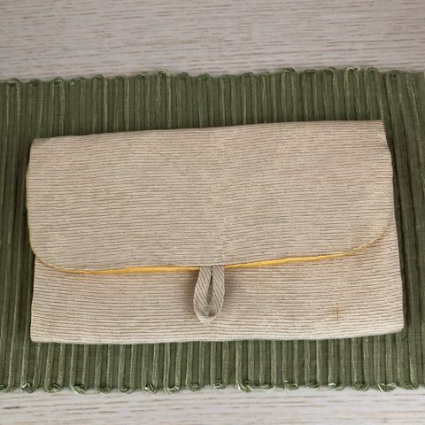 Meget pen feilfri silkeforet stoffpose med fire lommer selges