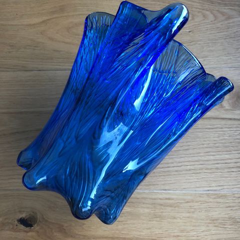 VASE: blå blomstervase