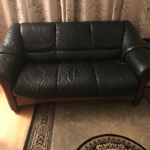 Ekornes Stockholm 3 seter sofa i sort skinn og mørkebrun treverk + bord