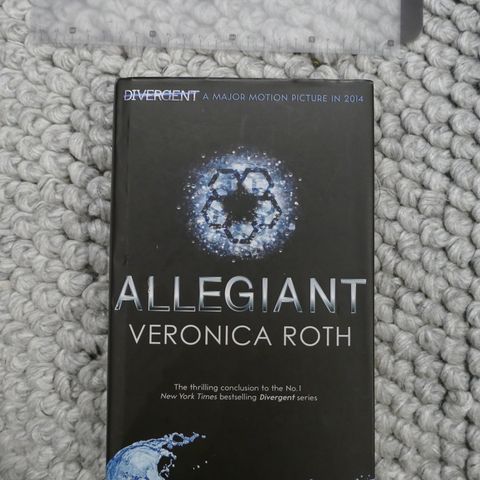 "Allegiant" av Veronica Roth (bok)