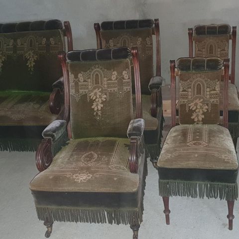 Antikk "salong" sofa og stoler.