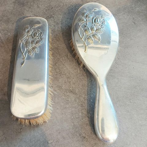 Antikke  børster i sølvplett med utsmykking
