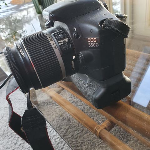 Canon EOS 550d med grep/ekstra batteri.