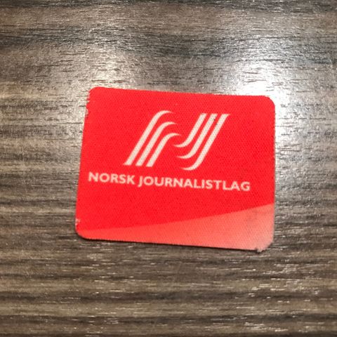 Klebrig mobil/datamerke fra Norsk Journalistlag, som ikke fester seg lenger