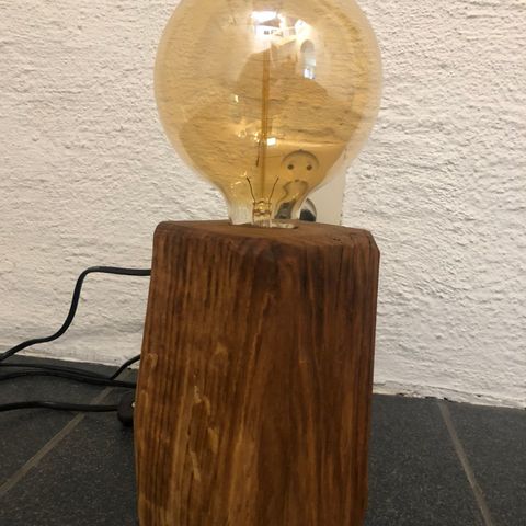 Rustikk og grov bordlampe