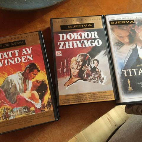 VHS-kassetter: Tatt av vinden, Doctor Zhivago og Titanic