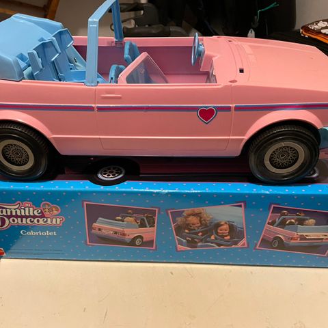 Dukker, Retro bil, båt, annet tilbehør fra 80-tallet som passer til Barbie.