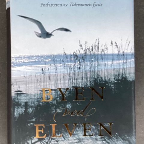 1 stor og flott bok av PAT CONROY «BYEN VED ELVEN». 587 s. H. 21 cm,B.14 cm