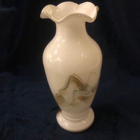 Dekorativ liten eldre « blonde kant»vase