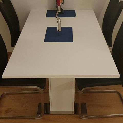 Flott spise bord med 4 stoler 160x90 og + 40cm med tillegg plate( FERDIG PRUTET)