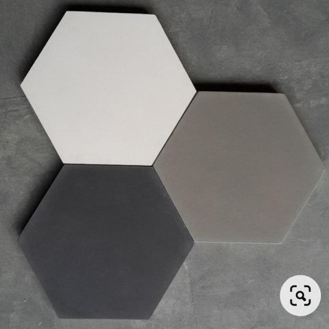 Hexagon 21×25 fliser, hvit, silver, svart