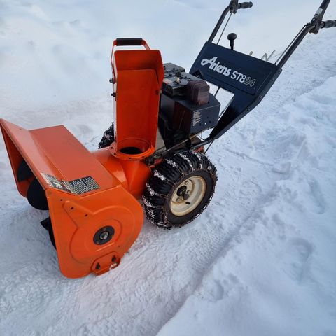 Ariens ST 824 med sperre og kjettinger.