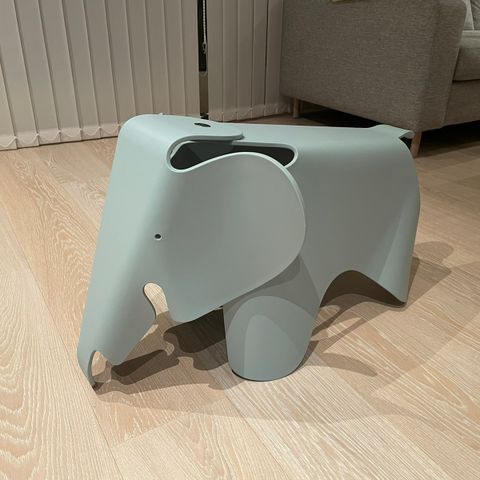 Eames Elephant, Ice Grey (lys blå)