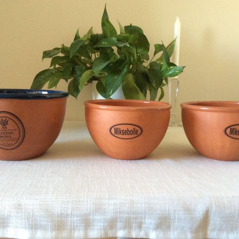 Keramikk boller i terracotta av merke « Mixing Bowl «. Ingen skade.