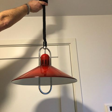 Ubrukt Stilig lampe med rød metallskjerm, retro look?