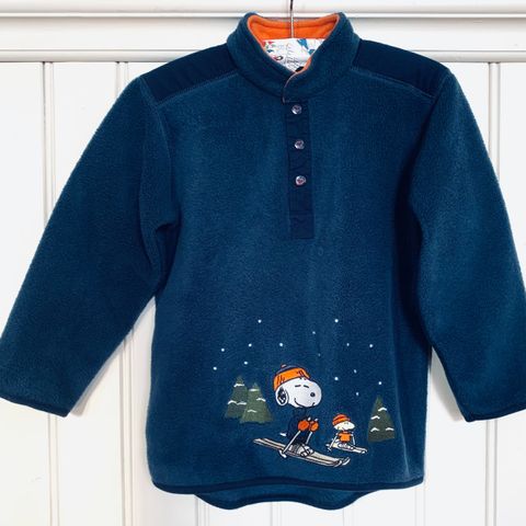 Ny, myk, mørkeblå fleece med broderier - Snoopy - 6 år - vintermotiv